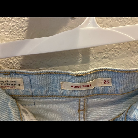 Levi’s wedgie jean shorts - Picture 3 of 3